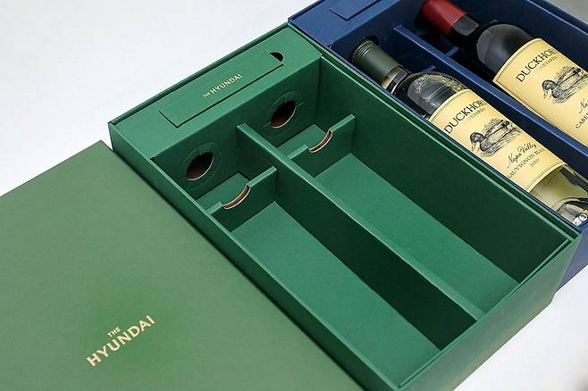 현대백화점은 최근 업계 최초로 와인 포장재를 종이로 바꿨다. 기존 와인 포장재는 플라스틱 소재가 주로 쓰였다./현대백화점 제공