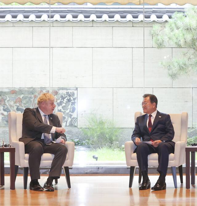 문재인 대통령이 20일(현지시각) 뉴욕 주유엔대표부 양자회담장에서 보리스 존슨 영국총리와 정상회담을 하고 있다. 연합뉴스