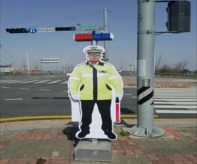 충남 예산경찰서가 2019년 연두색 형광 점퍼를 입은 경찰관의 실제 모습을 한 모형 경찰관인 ‘경찰 등신대’를 도로변 등 10곳에 설치했다. 예산경찰서 제공