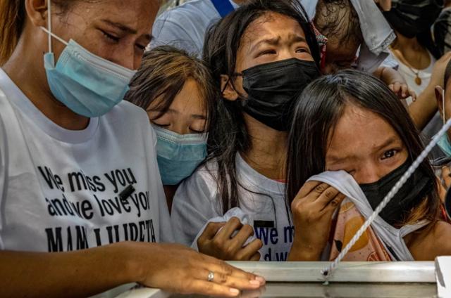 필리핀 '마약과의 전쟁' 과정에서 희생된 52세 여성의 유족이 눈물을 흘리고 있다. 게티이미지