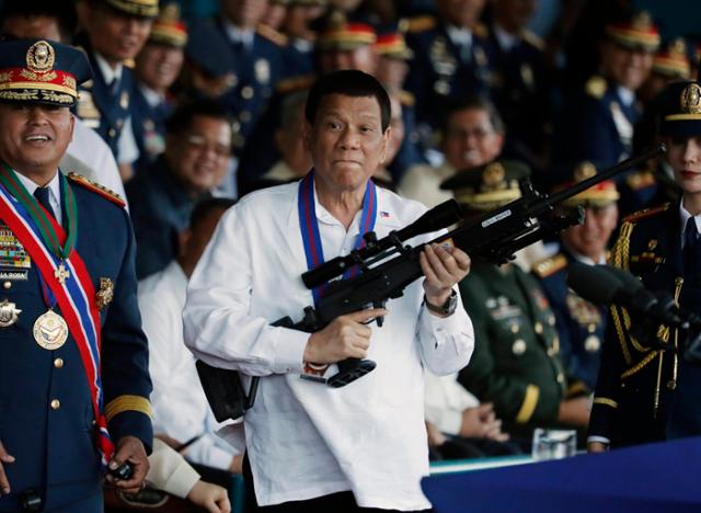 2019년 경찰 행사에서 총을 들고 있는 로드리고 두테르테 필리핀 대통령. 마닐라=EPA 연합뉴스