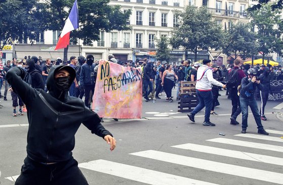 프랑스 파리에서 7월 31일(현지시간) 에마뉘엘 마크롱 정부의 백신 여권 도입을 반대하는 대규모 시위가 벌어졌다.[AFP=연합뉴스]