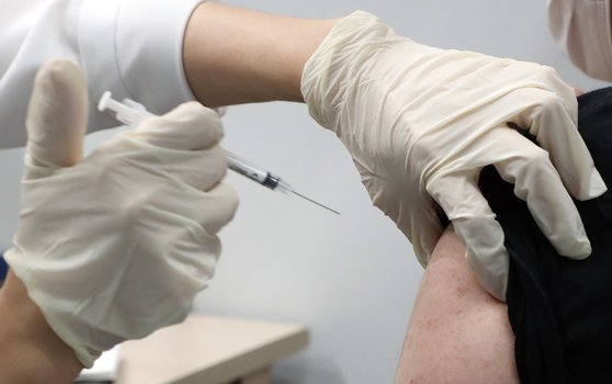 한 시민이 지난 1일 서울 마포구 마포구민체육센터에 마련된 신종 코로나바이러스 감염증(코로나19) 백신 접종센터에서 접종하고 있다. 뉴스1