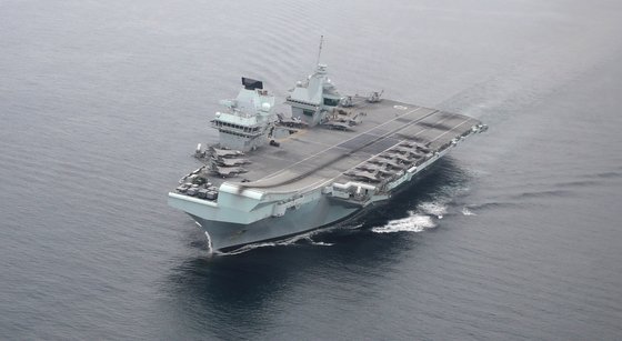 한국과 영국 해군의 연합훈련이 실시된 지난달 31일 오후 동해 남부 해상에서 영국의 항공모함 퀸 엘리자베스함이 항해 체류를 하고 있다. 사진공동취재단