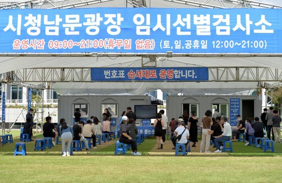 19일 오후 대전시청 코로나19 선별검사소에서 의료진이 방문한 시민들을 분주히 검사하고 있다. 김성태 기자