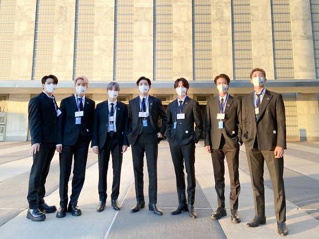 20일(현지시간) ‘제2차 지속가능발전목표 고위급 회의(SDG 모멘트)’가 열린  미국 뉴욕 유엔 총회장 앞에서 그룹 방탄소년단(BTS)가 마스크를 쓴 채 포즈를 취하고 있다. 방탄소년단 공식 트위터 캡쳐