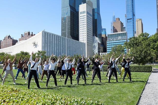 유엔 배경으로 '퍼미션 투 댄스' 군무 펼치는 BTS와 댄서들. 빅히트뮤직 제공