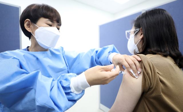 한 시민이 지난 17일 백신접종 위탁의료기관인 충북 청주시 하나병원에서 백신 접종을 하고 있다. 연합뉴스