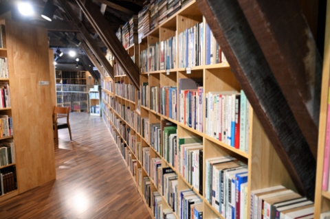 책박물관 2층에는 책이 진열되어 있다. 1층에는 카페도 있다.
