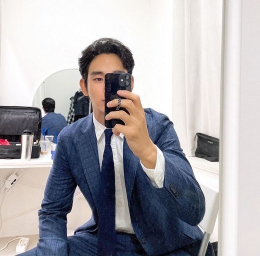 Actor Kim Soo-hyun showed off his extraordinary suit fitKim Soo-hyun posted a picture on the Instagram on the 21st without any explanation.Kim Soo-hyun in the photo, wearing a navy blue check suit, emanated a fascinating aura, and also naturally handed over his hair to reveal his distinctive features and thrilled his fan.Meanwhile, Kim Soo-hyun is about to unveil the Coupang Play series One Day in November.