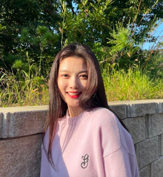 Actor Kim Yoo-jung told me about his holiday life through photos.Kim Yoo-jung updated several photos on his Instagram on the 21st and gave his fans a greeting.On this day, Kim Yoo-jung showed off his charm in a pink knit.Kim Yoo-jung said, It is fun, fun.On the other hand, Kim Yoo-jung is meeting with viewers through SBS drama Hongcheon.Kim Yoo-jung SNS