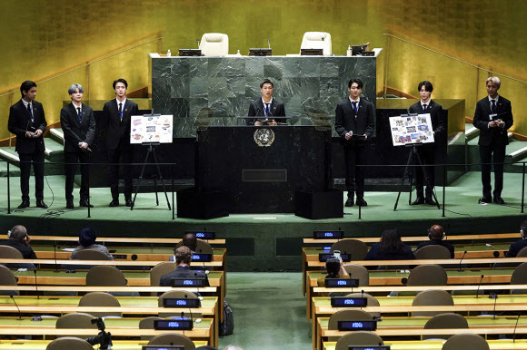 그룹 방탄소년단(BTS)이 20일(현지시간) 뉴욕 유엔본부에서 열린 제76차 유엔 총회 SDG Moment(지속가능발전목표 고위급회의) 개회 세션에서 발언하고 있다. 청와대 제공