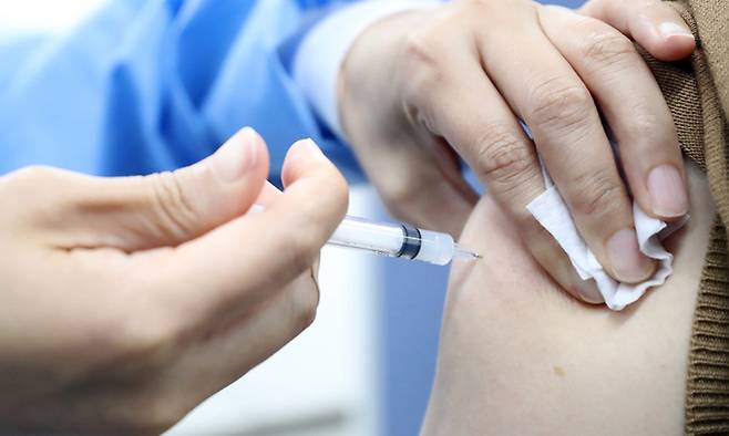 충주시 한 병원에서 시민이 신종 코로나바이러스 감염증(코로나19) 백신 접종을 하고 있다. 연합뉴스