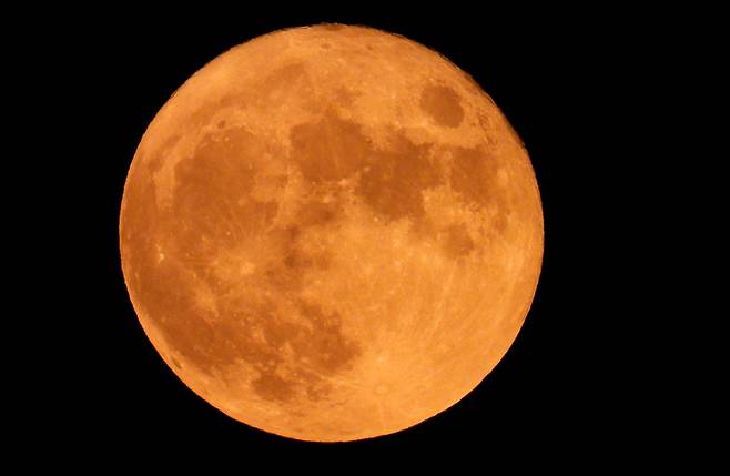 민족의 대명절 추석인 21일 오후 제주시 위로 밝은 한가위 보름달이 떠오르고 있다. 뉴시스