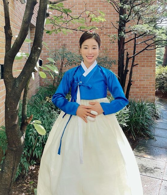 On the 21st, Ki Eun-se posted a picture on his instagram with an article entitled Everyone have a pleasant Chuseok holiday.The photo released on the day showed Ki Eun-se in a hanbok with a blue jeogori, and her bandaged fingers make her sad.I tried to do it at my house, but I was hurt by my finger and it was Chuseok that I did not do anything at my brother, said Ki Eun-se.On the other hand, Ki Eun-se married a 12-year-old American businessman in 2012.Photo: Ki Eun-se Instagram