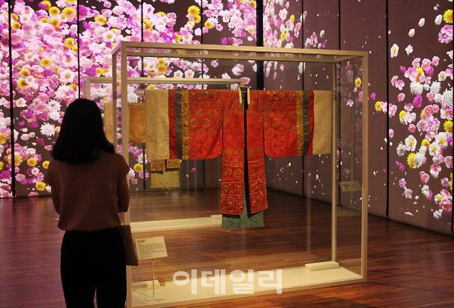 서울 종로구 국립고궁박물관에서 열린 ‘안녕, 모란’ 특별전 기자간담회에서 관계자가 전시물을 살펴보고 있다.(사진=이데일리 DB)