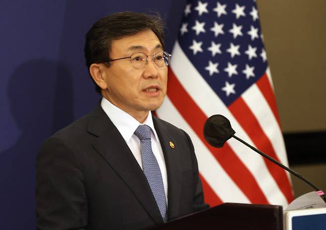 권덕철 보건복지부 장관이 21일(현지시각) 미국 뉴욕 한 호텔에서 한미 백신 협력 협약 체결과 관련해 브리핑하고 있다. (사진=연합뉴스)