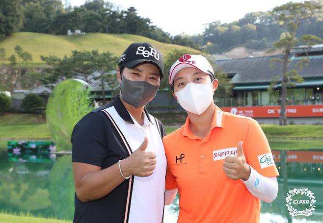 김효주(오른쪽)이 대회 호스트로 나선 박세리와 기념촬영하고 있다. (사진=KLPGA)
