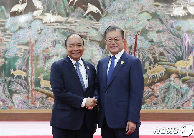 문재인 대통령(오른쪽)과 응우옌 쑤언 푹 베트남 주석 (2019 한-아세안 특별정상회의 제공) 2019.11.27/뉴스1