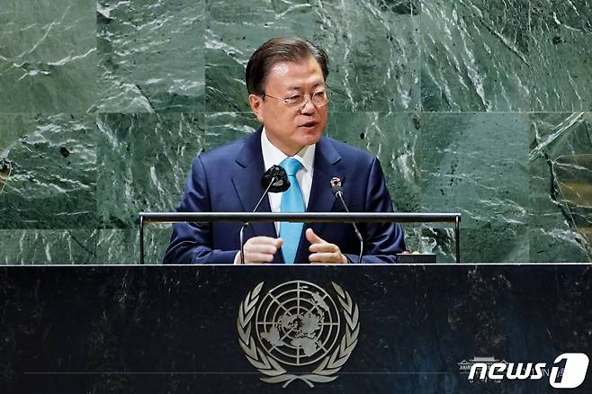 문재인 대통령이 20일(현지시간) 뉴욕 유엔본부에서 열린 제76차 유엔 총회 SDG Moment(지속가능발전목표 고위급회의) 개회 세션에서 발언하고 있다. (청와대 페이스북) 2021.9.21/뉴스1