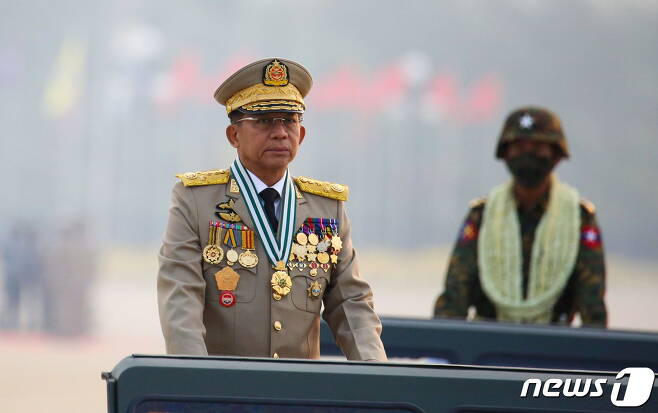 미얀마에서 일일 최대 사망자가 나온 지난 27일(현지시간) 국군의 날 기념 행사에 참석한 군부 총사령관 민 아웅 흘라잉. © 로이터=뉴스1 © News1 원태성 기자
