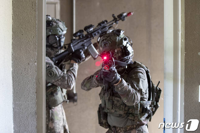 Army TIGER 4.0 전투실험 현장에서 워리어플랫폼을 착용한 전투원들이 건물 내 적을 소탕하기 위한 작전을 하고 있다.(육군 제공)© 뉴스1