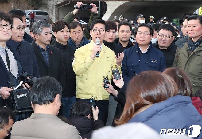 아산시 초사동은 전국 최초로 우한 교민을 수용하며 국가 재난 위기 대응의 상징과도 같은 곳이다.. 양승조 충남도지사가 지난해 1월 충남 아산 경찰인재개발원 앞에서 주민들과 의견을 나누고 있다. 2020.1.30/뉴스1 © News1 김기태 기자