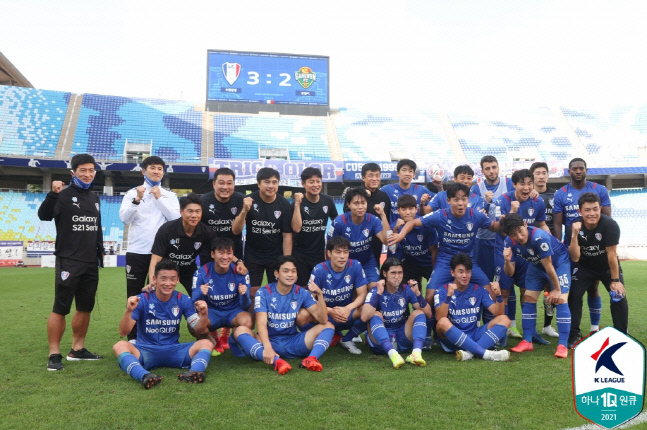 수원 선수단이 21일 강원전 승리 후 단체 세리머니를 하고 있다. 제공 | 한국프로축구연맹