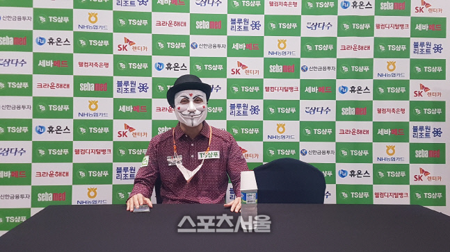 해커가 22일 경기도 고양 소노캄고양에서 끝난 TS샴푸 PBA 챔피언십 4강에섯 다비드 마르티네스에게 패한 뒤 기자회견에서 웃고 있다. 고양 | 김용일기자