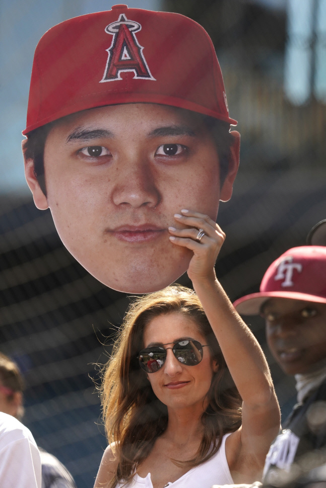 A baseball fan holds a photo sign of Los Angeles Angels‘ Shohei Ohtani. AP연합뉴스