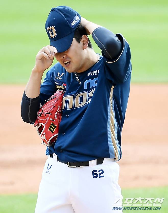 2021 KBO리그 두산 베어스와 NC 다이노스의 경기가 22일 잠실구장에서 열렸다. 1회말 NC 송명기가 실점을 허용한 뒤 아쉬워하고 있다. 잠실=박재만 기자 pjm@sportschosun.com/2021.09.22/
