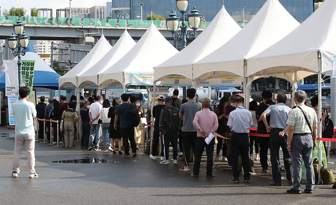코로나가 수도권을 중심으로 다시 확산하며 신규 확진자 수가 1700명대 초반을 나타낸 22일 서울 중구 서울역 광장 임시 선별검사소에서 귀경객들이 코로나 검사를 기다리고 있다. /연합뉴스