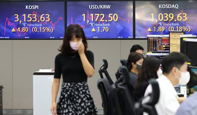 명동 하나은행 본점 딜링룸 모습./연합뉴스