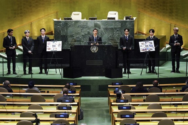 그룹 방탄소년단(BTS)이 20일(현지시간) 뉴욕 유엔본부에서 열린 제76차 유엔 총회 SDG Moment(지속가능발전목표 고위급회의) 개회 세션에서 발언하고 있다. 뉴스1