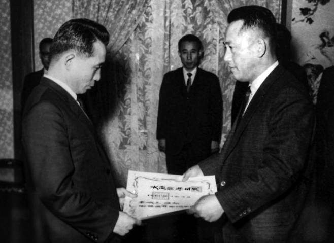 1966년 2월 3일 박정희 대통령(왼쪽)이 최형섭 한국과학기술연구소 초대 소장에게 임명장을 수여하고 있다. <한국과학기술연구원 제공>