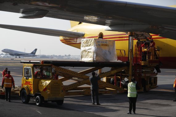 지난해 12월23일(현지시간) 멕시코 수도 멕시코시티의 베니토 후라레스 국제공항에서 화이자 코로나19 백신 화물이 항공택배업체의 화물기에서 하역되고 있다.AP뉴시스