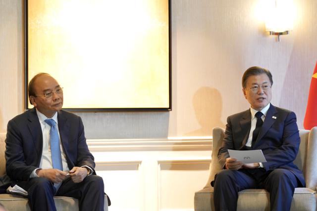 문재인 대통령이 21일(현지시간) 미국 뉴욕의 한 호텔에서 열린 응우옌 쑤언 푹 베트남 국가주석과의 한·베트남 정상회담에서 발언하고 있다. 뉴시스