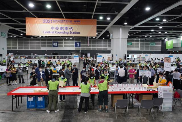 19일 홍콩 선거인단 투표가 마감된 뒤 개표작업이 이뤄지고 있다. 선거인단 선거는 중국이 '애국자가 다스리는 홍콩'을 기조로 홍콩 선거제를 개편한 후 첫 선거다. 홍콩=신화 연합뉴스