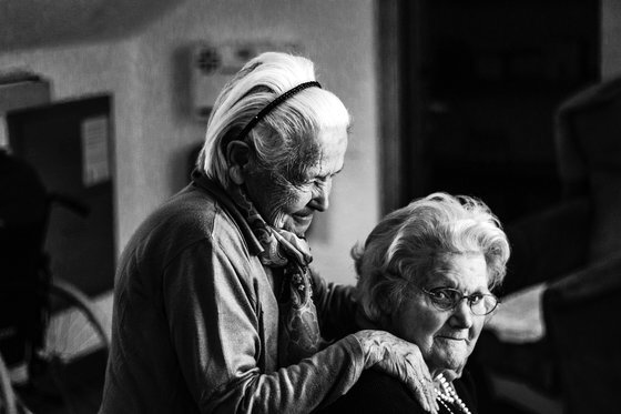 어느새 70년을 함께 하며 살아온 질곡의 세월, 서로를 챙기는 두 어르신의 모습은 모자지간같이 정겹다. [사진 pixabay]