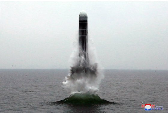 조선중앙통신이 2019년 10월 홈페이지에 공개한 잠수함발사탄도미사일 '북극성-3'형의 시험 발사 모습. [연합뉴스]