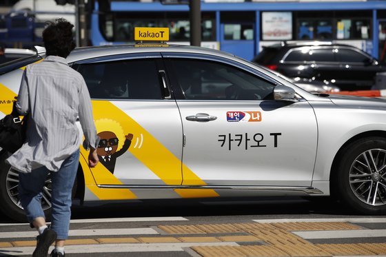 14일 오후 서울 시내에 서 있는 카카오T 택시. 뉴스1