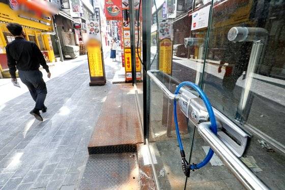 서울 명동에서 폐업한 상점 출입문이 잠겨 있다. 이규민 더불어민주당 의원에 따르면 올해 상반기 폐업 등으로 노란우산 공제를 받은 소상공인은 4만8394명으로 지난해 상반기보다 17% 증가했다. 뉴스1