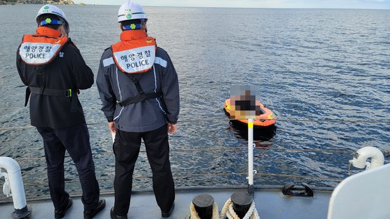 22일 동해안 최북단 해수욕장에서 고무보트를 타고 물놀이하던 40대가 북서풍을 타고 표류 중 해경에 무사히 구조됐다.   [사진 속초해경]