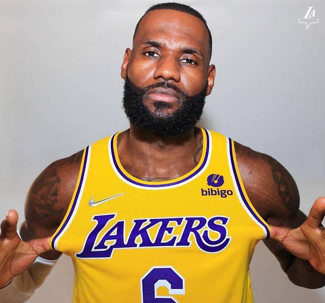 LeBron James poses with a Bibigo-branded uniform (LA Lakers Instagram)