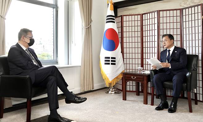 President Moon Jae-in speaks during a meeting with Pfizer CEO Albert Bourla in New York on Tuesday. (Yonhap)