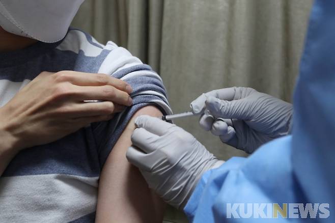 서울 관악구의 한 병원에서 시민들이 백신을 접종받고 있다.   사진공동취재단
