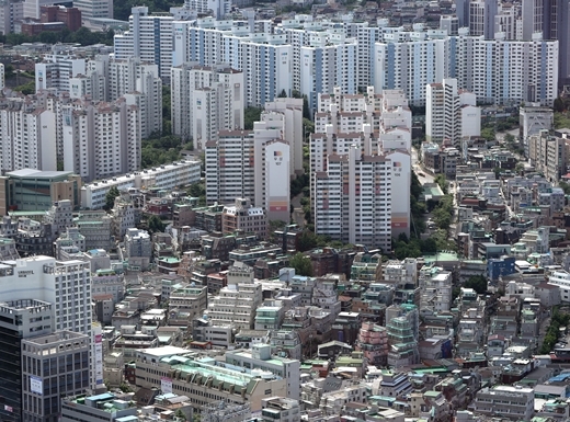 아파트 매매가격이 치솟자 내 집을 마련하려는 실수요자들이 빌라로 몰리고 있다. 이에 빌라 가격 상승률이 13년 만에 최고치를 찍을 것이라는 전망이 나온다. 사진은 서울 한 주택가./사진=뉴스1