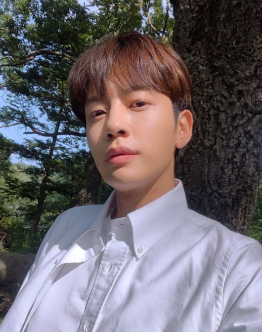Singer Seven boasted a constant visual in the busy schedule.On the 22nd, Seven uploaded a picture with his instagramme Dawn to the Tenth... Chunam.The photo shows Seven taking a selfie in the background of a wooded forest.He emanated a Handsome boy charm with a natural styling that featured a white shirt and bangs.Especially in the situation where it is being filmed from dawn, it shows off the sculpture visual without any bookkeeping.Singer Rain commented, A baby baby baby, and expressed affection, and Ishian also replied, I enjoy it.Seven, meanwhile, has been in love with actor Lee Da-hae for seven years.Currently, he is appearing on musical I Loved You and runs YouTube channel Seven Golf.Seven SNS