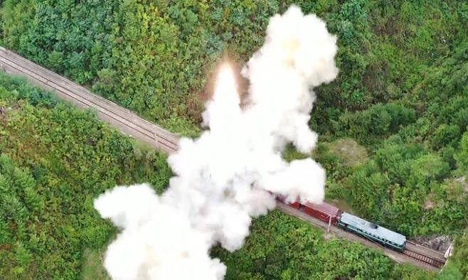 북한이 철도미사일 기동연대를 조직한 뒤 검열사격훈련을 통해 열차에서 탄도미사일을 발사했다고 지난 16일 조선중앙TV가 보도했다. 뉴시스