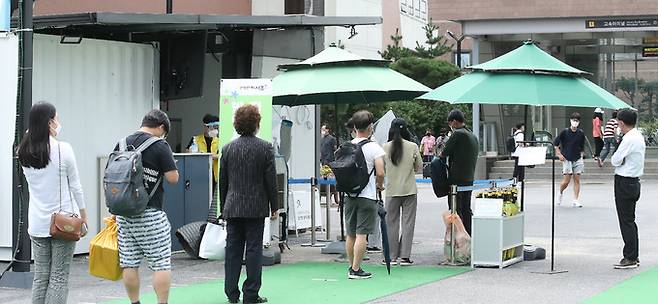 한가위 연휴 마지막날인 22일 서초구 서울 고속버스 터미널에 마련된 신종 코로나바이러스 감염증(코로나19) 임시 선별검사소에서 귀경객이 차례를 기다리고 있다. 뉴스1